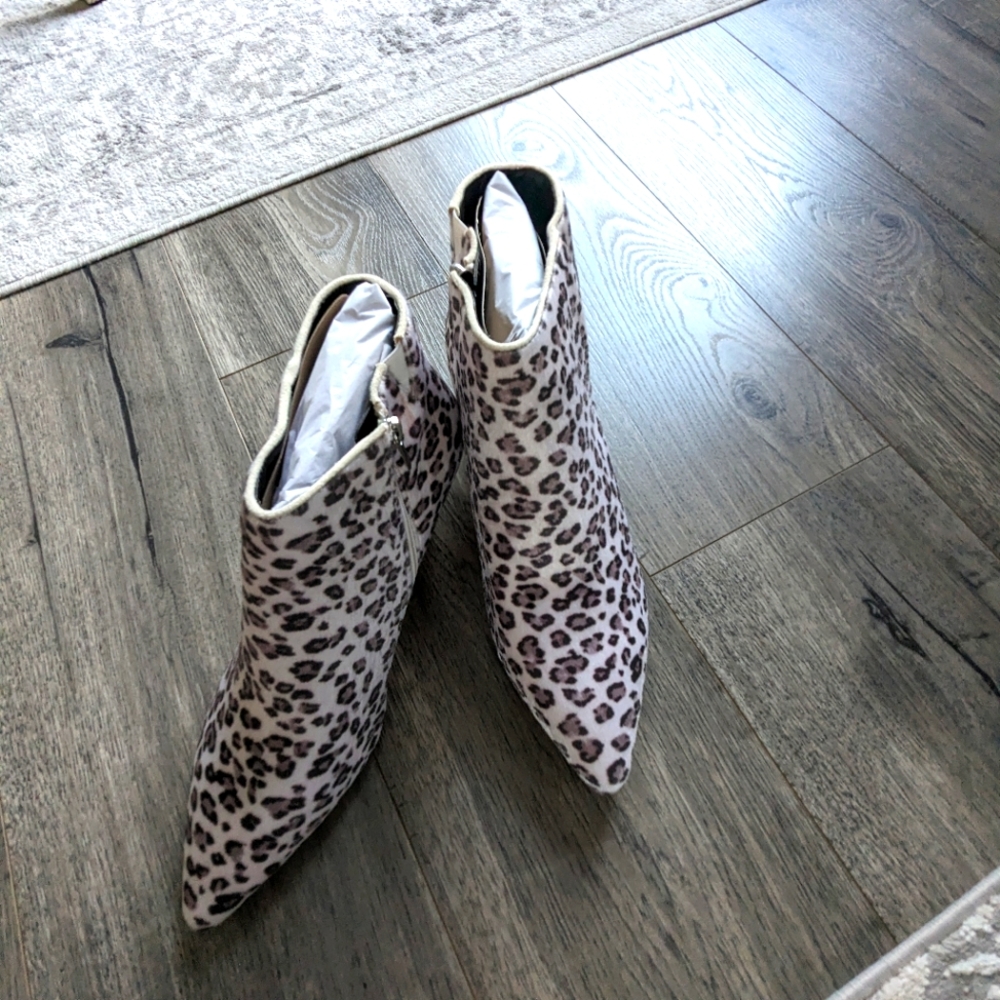 NWB Comfortview sz 11W Snow Leopard Kitten Heel Booties, faux suede